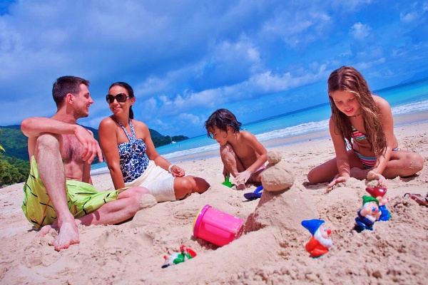Семья на пляже Beau Vallon Beach