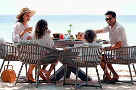 Семейный обед в отеле на пляже